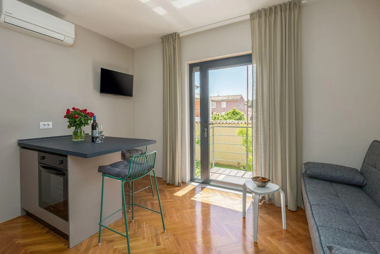 Frisch Renoviertes Apartment Wenige Gehminuten Vom Strand Mit Privatem Balkon, Klima, Grill, Wifi Poreč